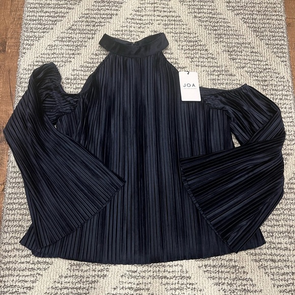 J.O.A Blue Flare Sleeve Off The Shoulder Velvet Pleated Top Blouse - Picture 3 of 11